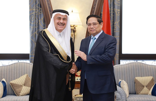 Prime Minister Pham Minh Chinh (R) meets with President and CEO of Aramco Amin Al-Nasser in Riyadh, October 29, 2024 