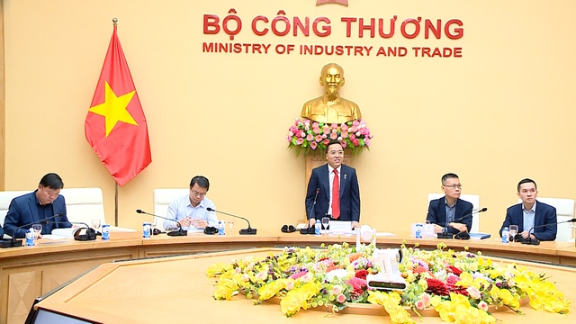 Deputy Minister of Industry and Trade Nguyen Hoang Long (C) addresses the event