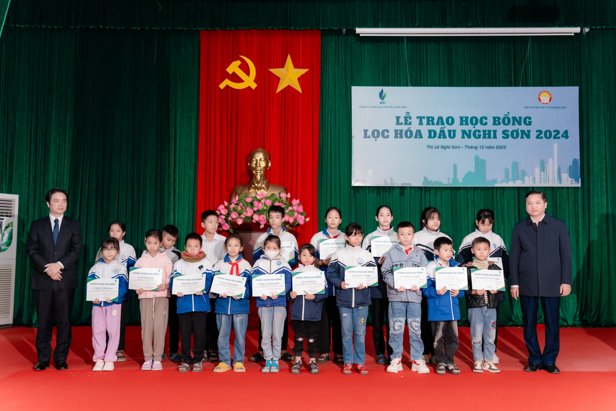 Mr. Hiroaki Honjo, NSRP Manager of Administration, Social & Community, and Public Relations and Mr. Mai Sy Lan, Vice Chairman of Nghi Son District People Committee were granting Scholarship to the students in difficulty 