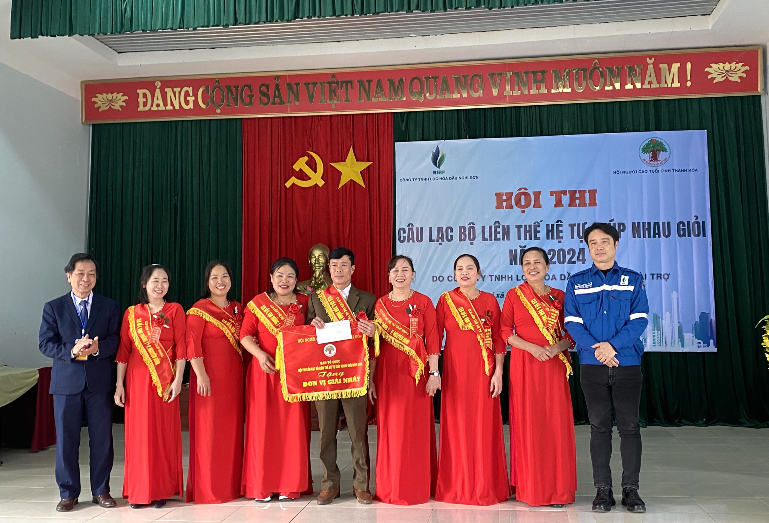 Representing for NSRP, Mr. Hiroaki Honjo – ADSCPR Manager and Mr. Nguyen Duc Thang – Chairman of Thanh Hoa Provincial Elderly Association were awarding the 1st prize team 