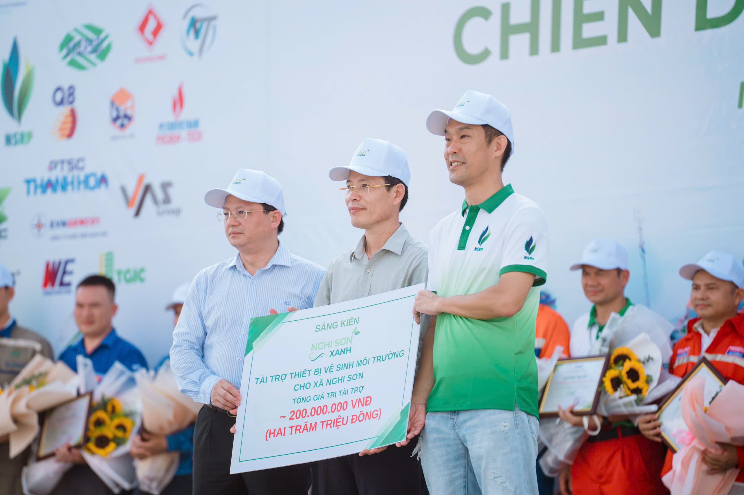 Chairman of Nghi Sơn Commune People's Committee Mr. Nguyen Ngoc Thuong received the donation signboard from NSEZ authority and NSRP