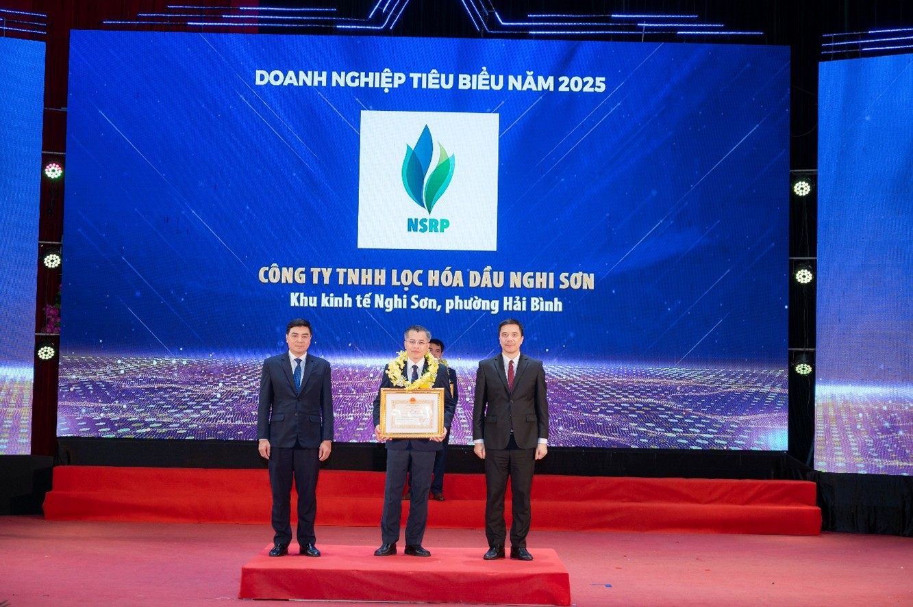 Mr. Le Nguyen Quoc Vinh – Refinery General Director, representing NSRP, receives the Certificate of Merit “Outstanding Enterprise of Thanh Hoa Province 2025