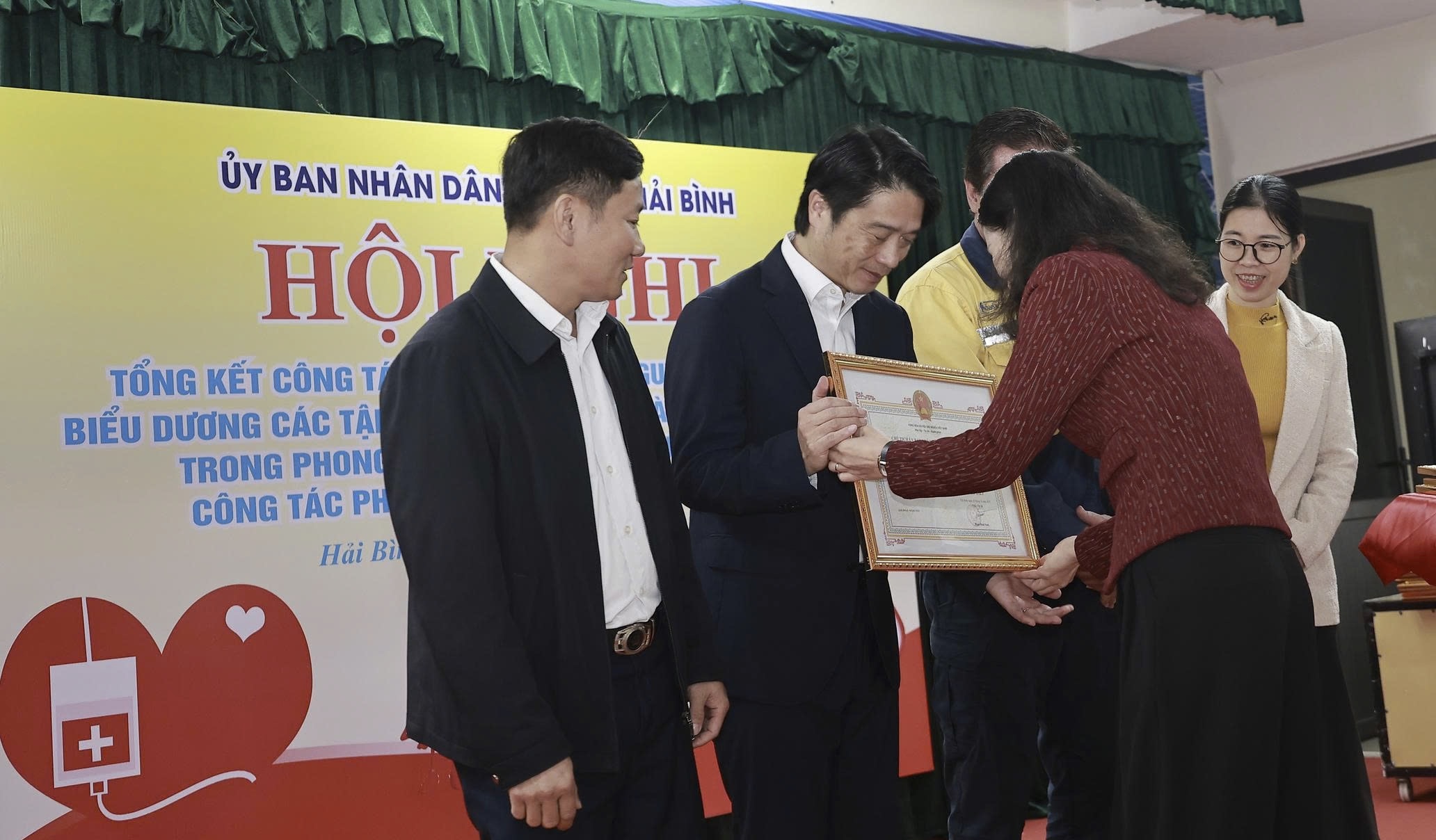 Đại diện Công ty lọc hóa dầu Nghi Sơn, Ông Hiroaki Honjo - Trưởng phòng Hành chính Tổng hợp đã nhận bằng khen từ lãnh đạo phường Hải Bình