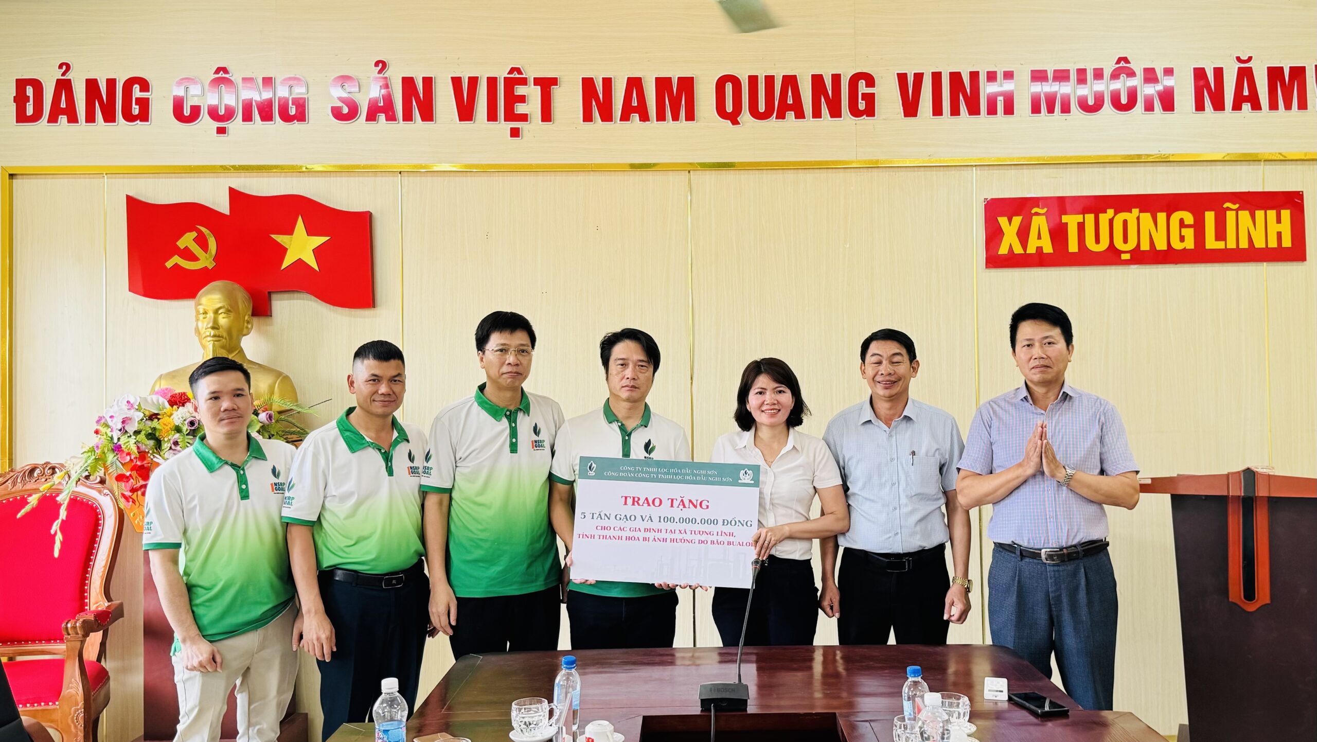NSRP and its Trade Union presented the donation board to local authorities of Tuong Linh commune