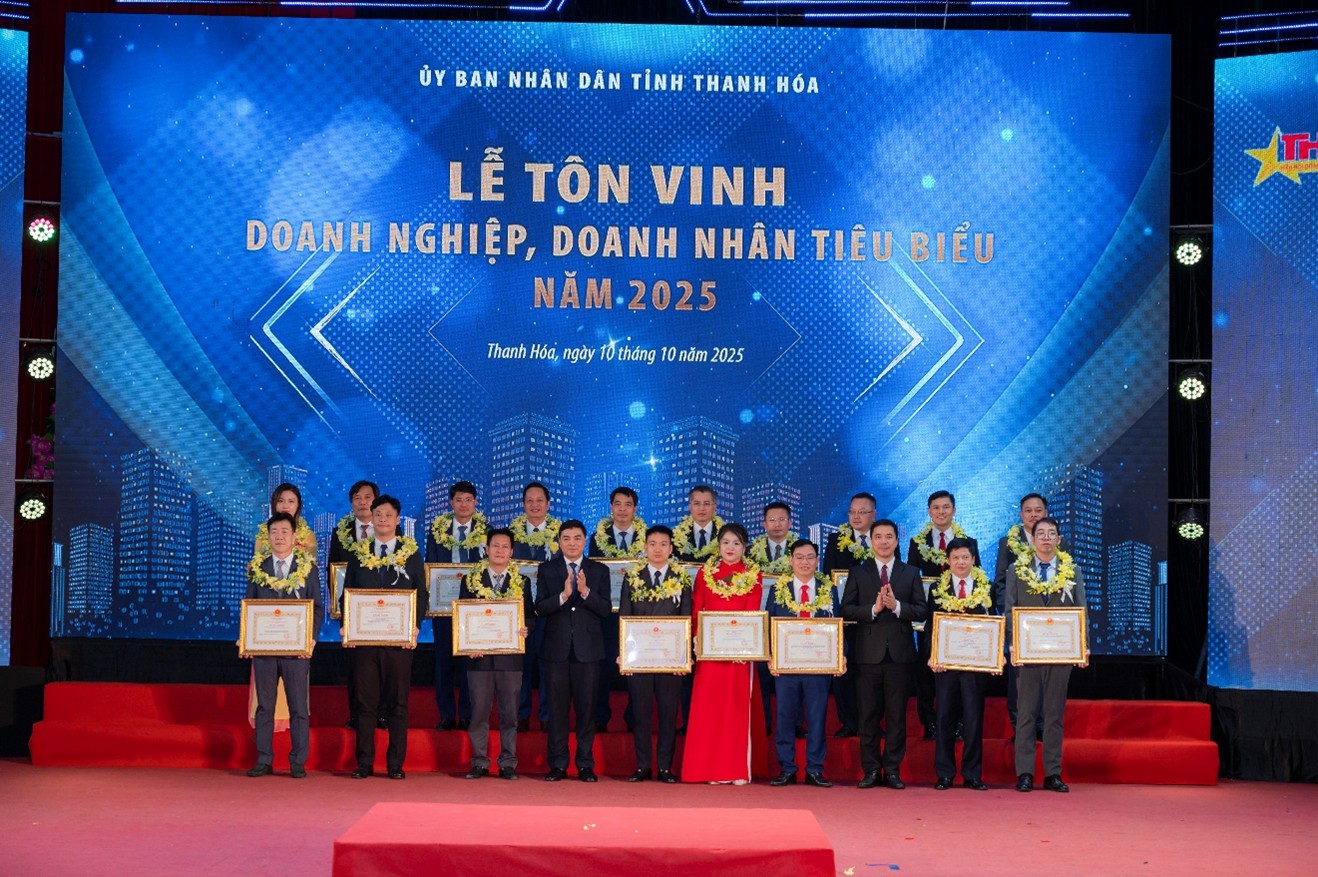 Mr. Le Nguyen Quoc Vinh – Refinery General Director, representing NSRP, receives the Certificate of Merit “Outstanding Enterprise of Thanh Hoa Province 2025
