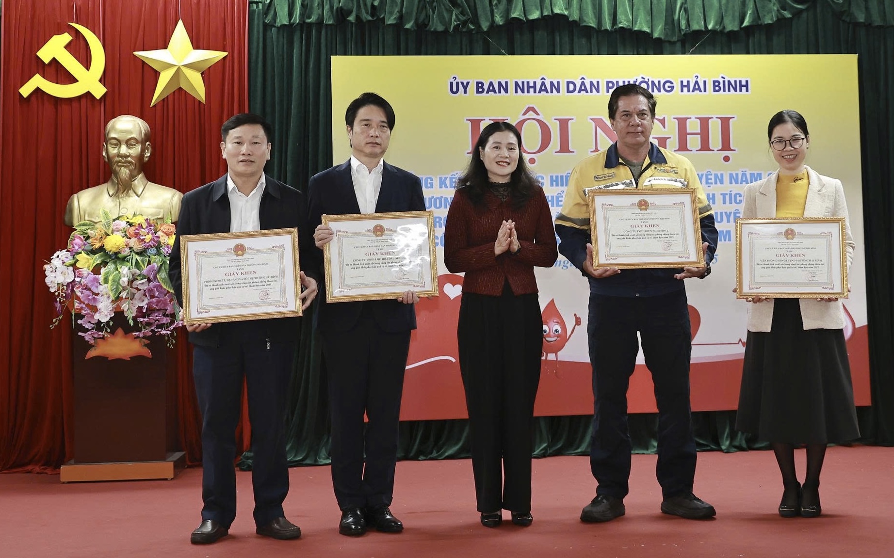 Lãnh đạo phường Hải Bình trao bằng khen cho các tập thể có thành tích xuất sắc trong phong trào vì cộng đồng