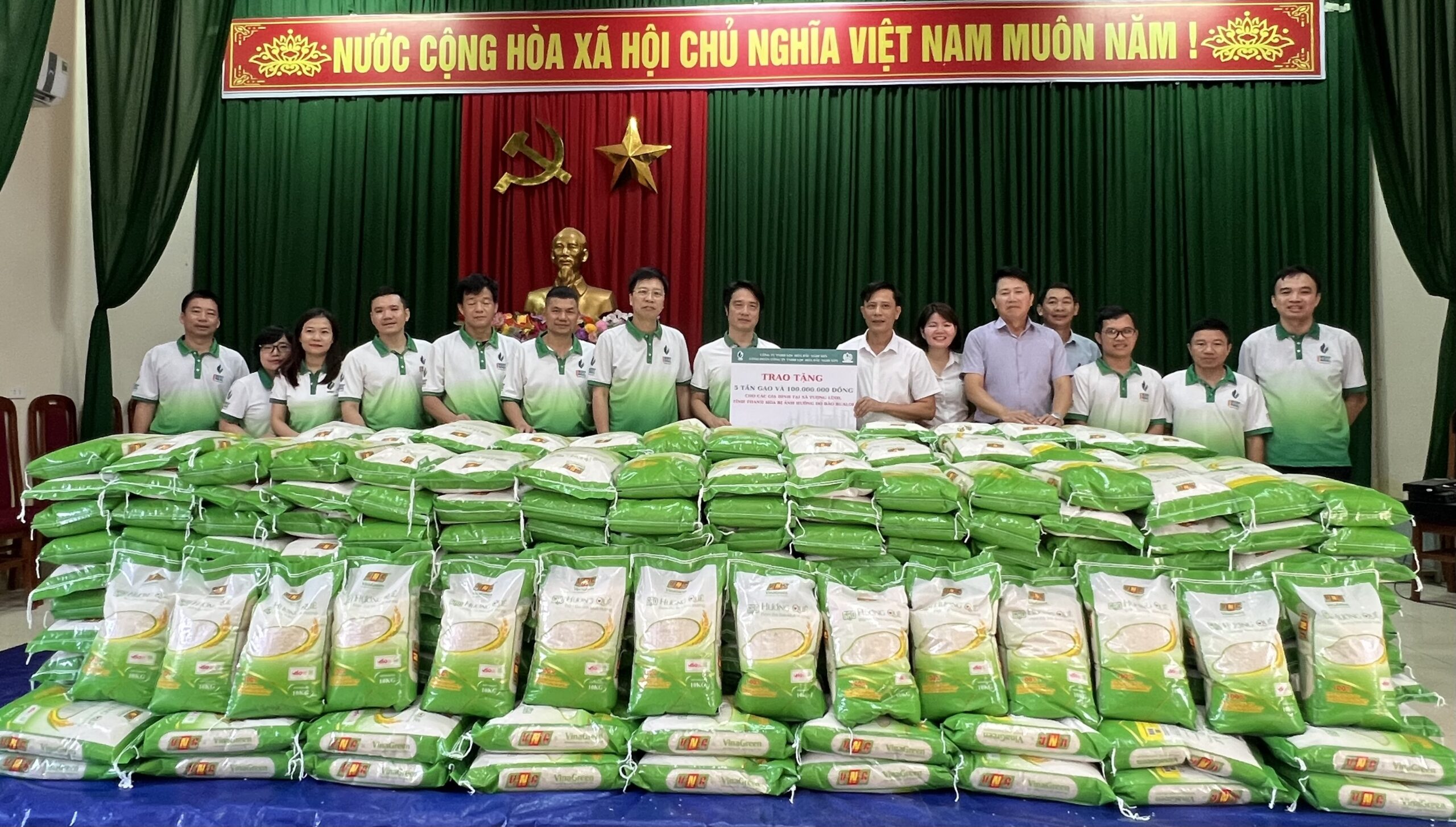  NSRP and its Trade Union donated a relief package consisting of five tons of rice and VND 100 million in cash to Tuong Linh commune authorities