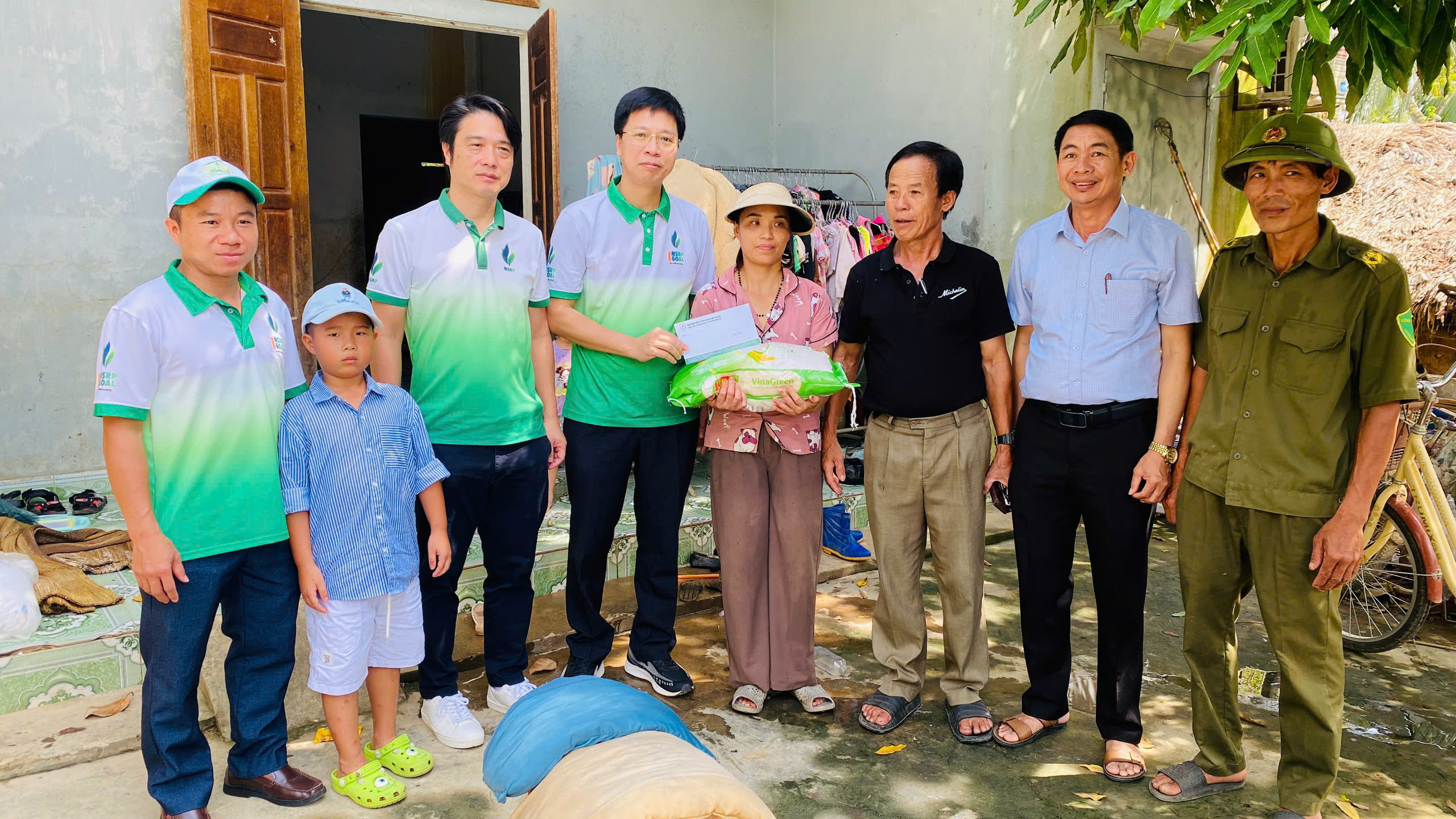 NSRP and its Trade Union together with local authorities visited some flooded households in Tuong Linh commune